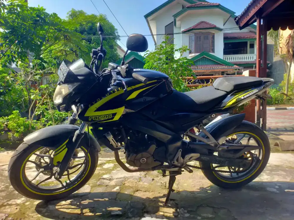 Kawasaki bajaj NS 200 cc THN 2014 plat B Jakarta