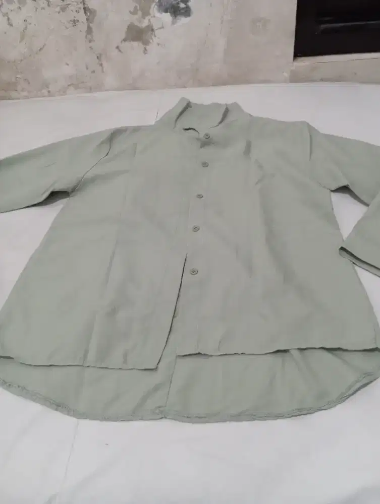 Kemeja kancing depan belakang