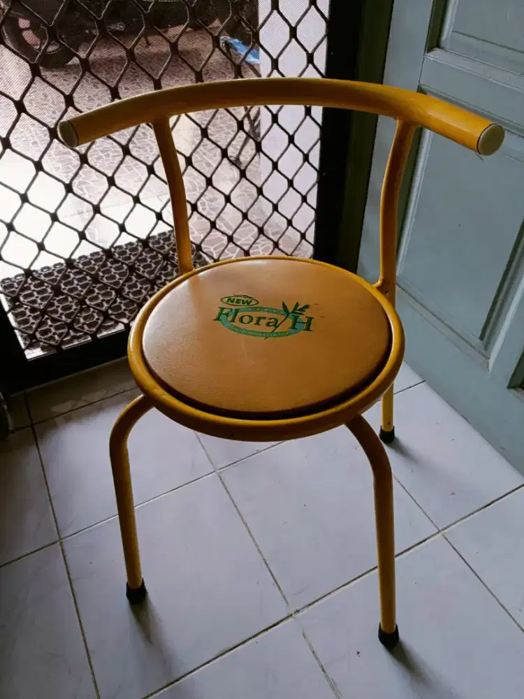 Kursi besi kuning banyak stok