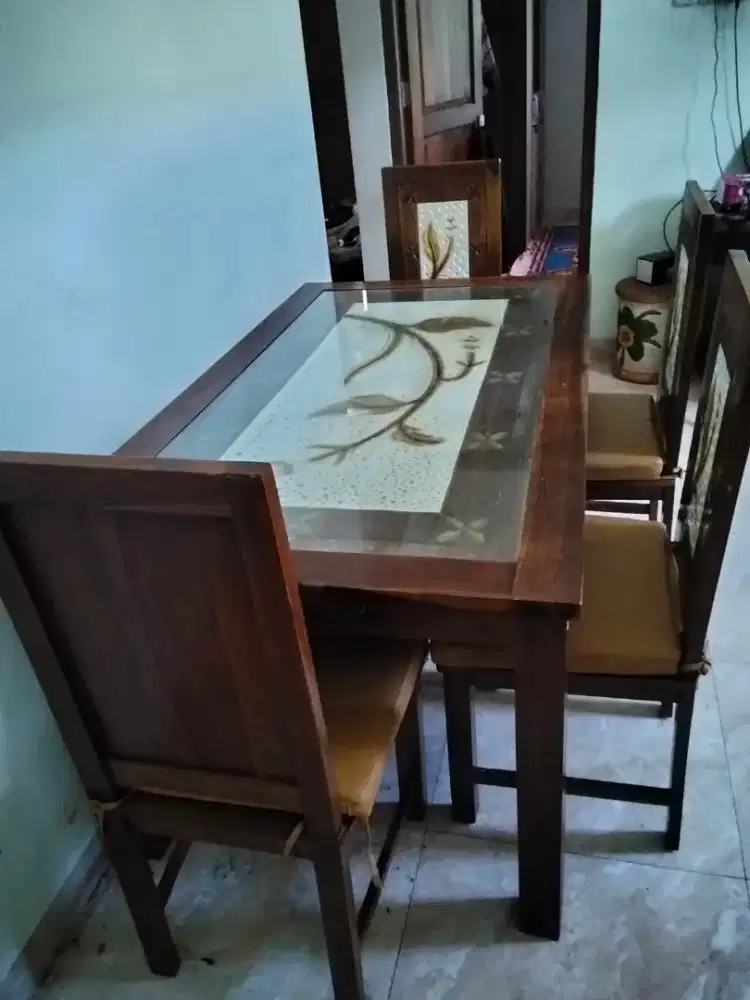 Meja makan jati motif bunga masih bagus dijual murah.