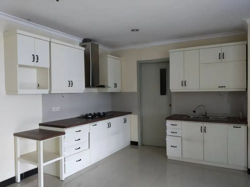 Sewa Murah Apartemen Permata Senayan  - 3+1 BR (105 m2) – Semi Furnish