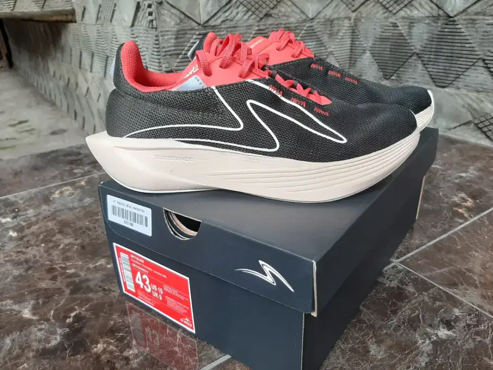 sepatu lari running specs size 43