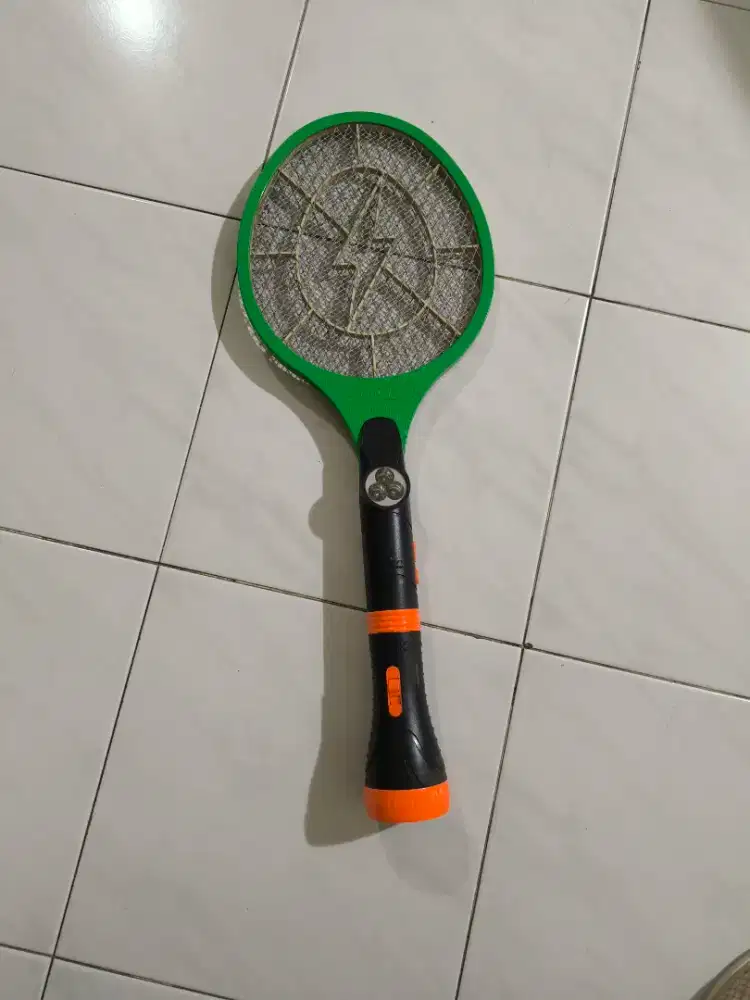 Raket nyamuk elektrik 2In1 dengan lampu senter