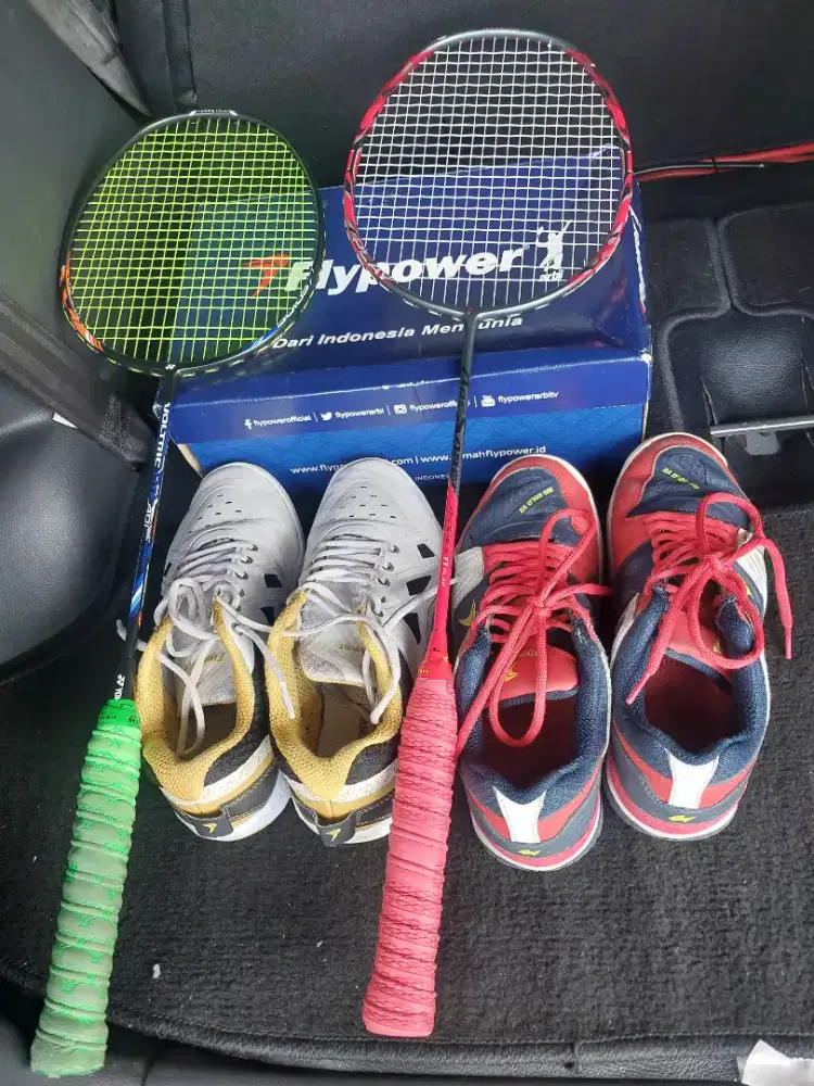 RAKET BADMINTON DAN SEPATU