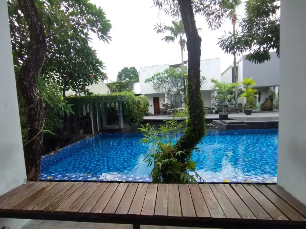 Dijual Rumah Town house di Kemang , daerah tenang, semi furnished