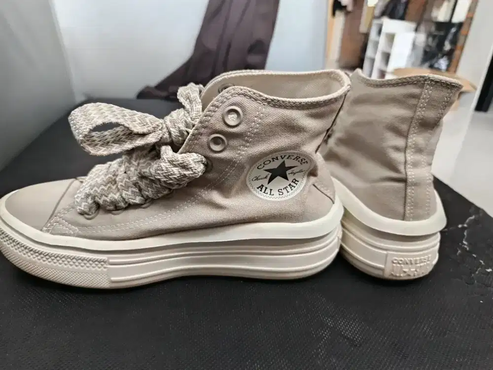 Sepatu wanita Converse Chuck Taylor