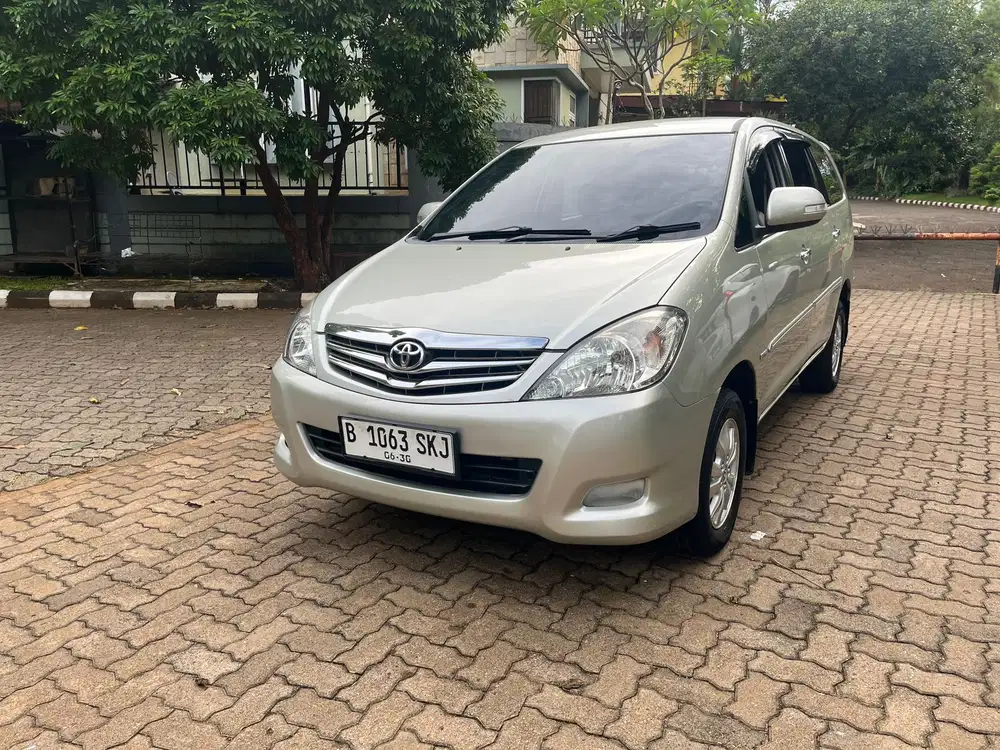 Toyota Kijang Innova 2010 Bensin