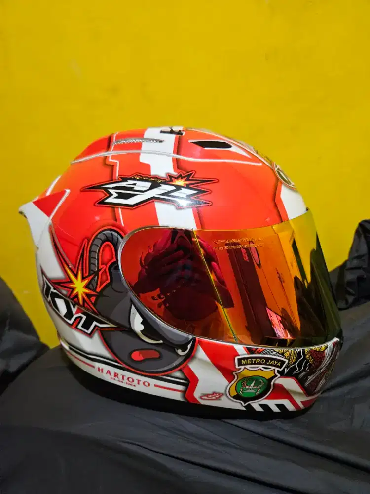 Helm KYT livery Mario Aji ( MOTO 2 ) ada tanda tangan nya. Murah aja