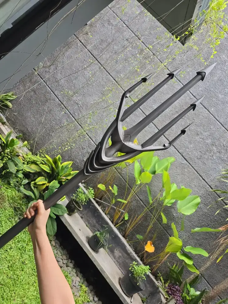 Koleksi hobby replika tombak trisula Queen Atlanna's Trident Aquaman