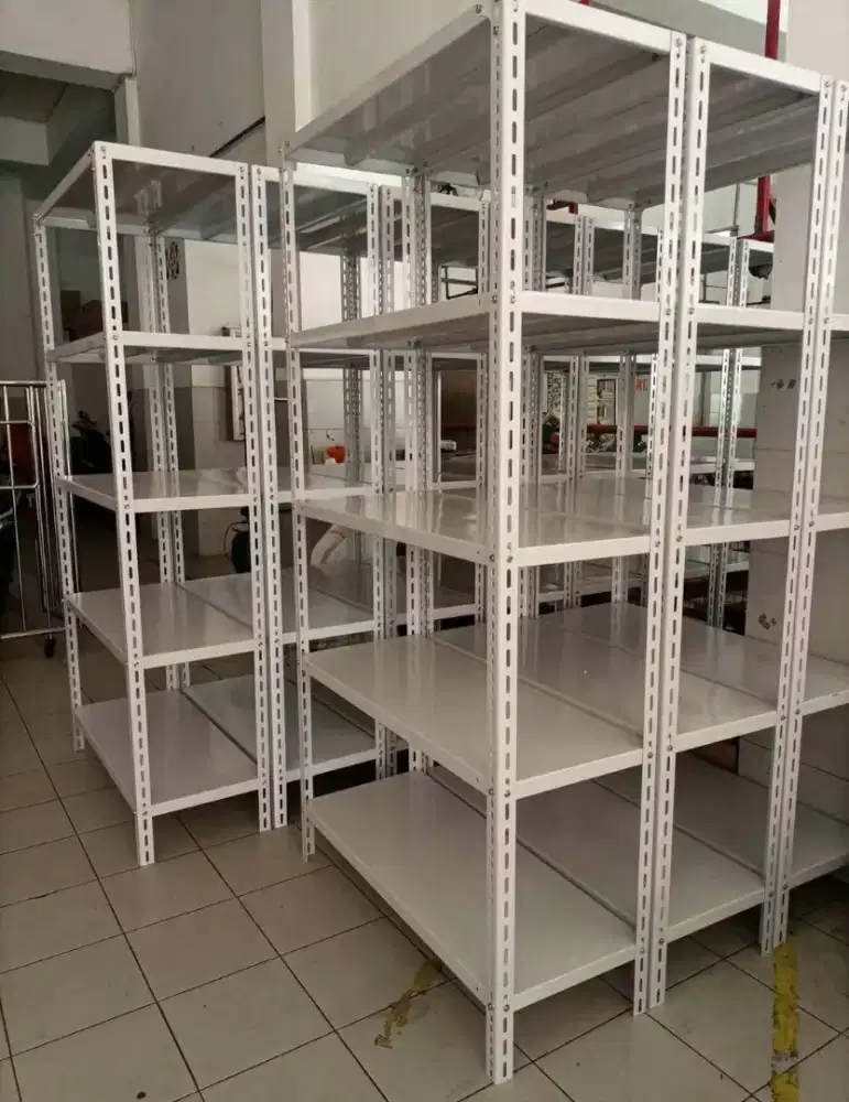 Rak besi siku lubang