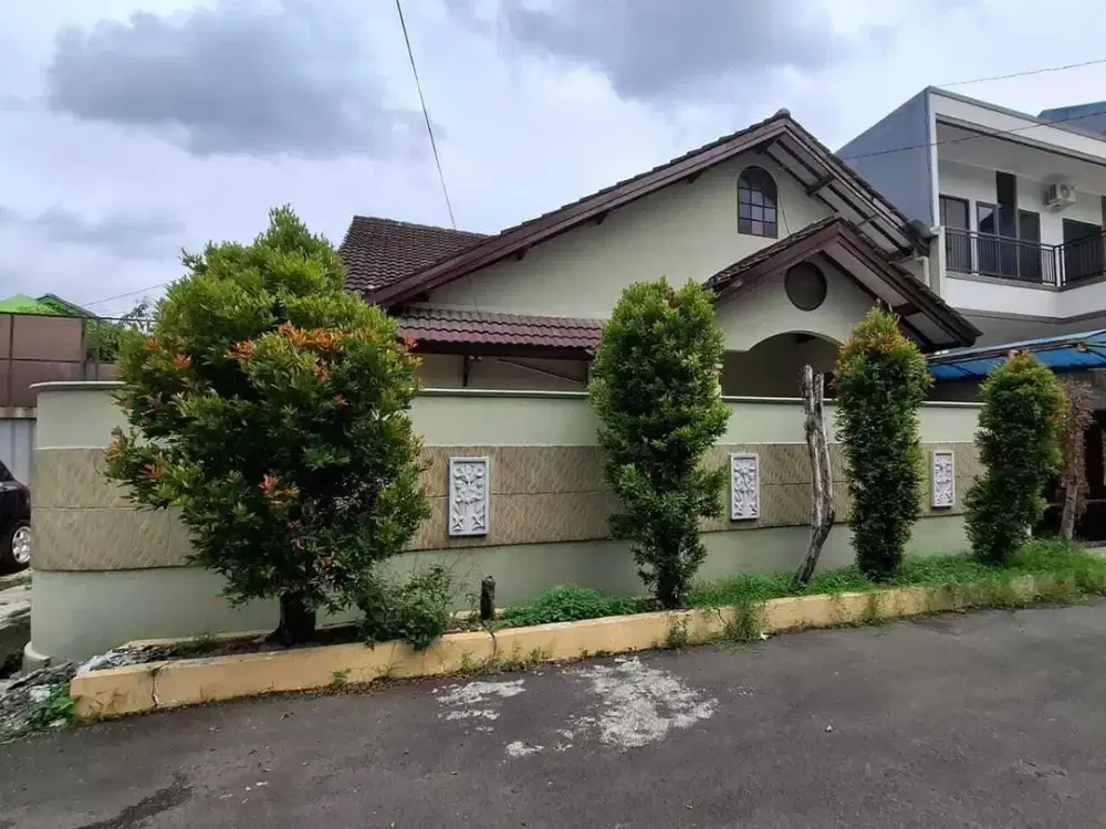 Rumah Asri Luas Tanah 318 Meter di Komplek Galaxy Bekasi