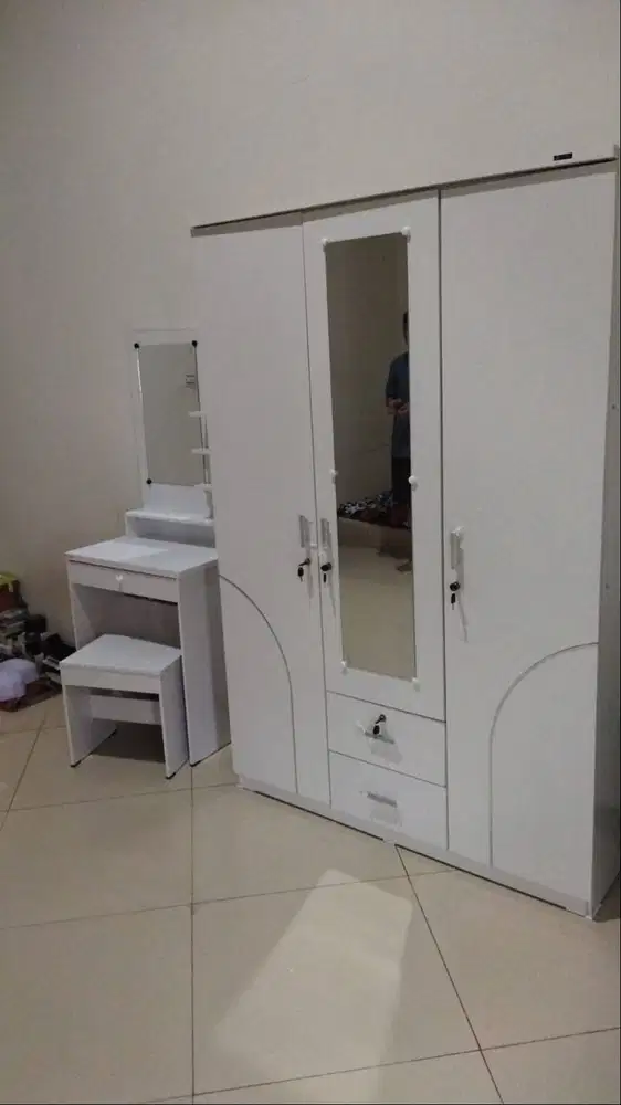 PROMO DISKON SALE ! SET LEMARI PAKAIAN 3 PINTU DAN MEJA RIAS MINIMALIS