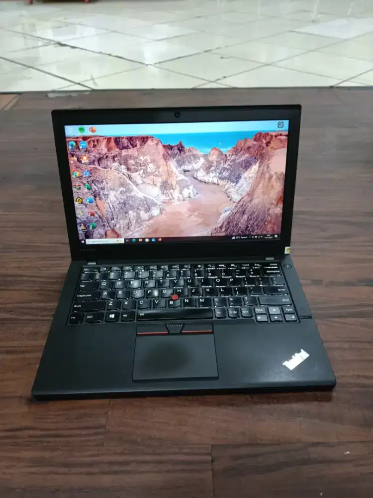 Lenovo Thinkpad x260 Intel core i5 Gen 6 ram 8gb SSD 128gb mulus