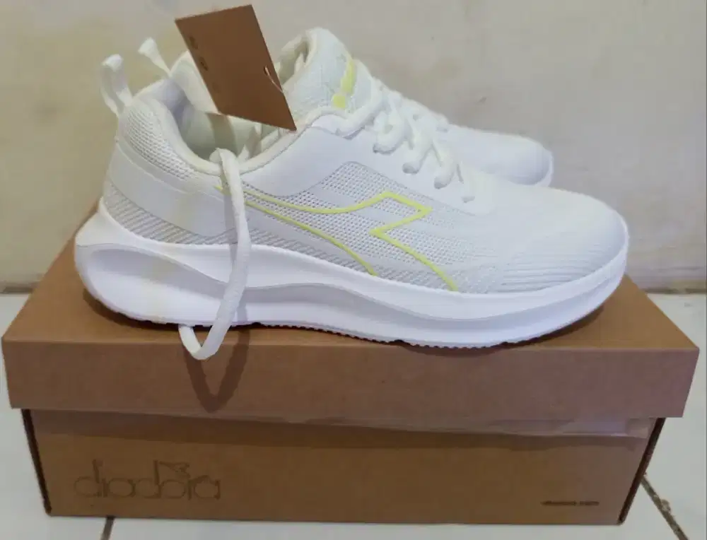 Sepatu Diadora Merrick