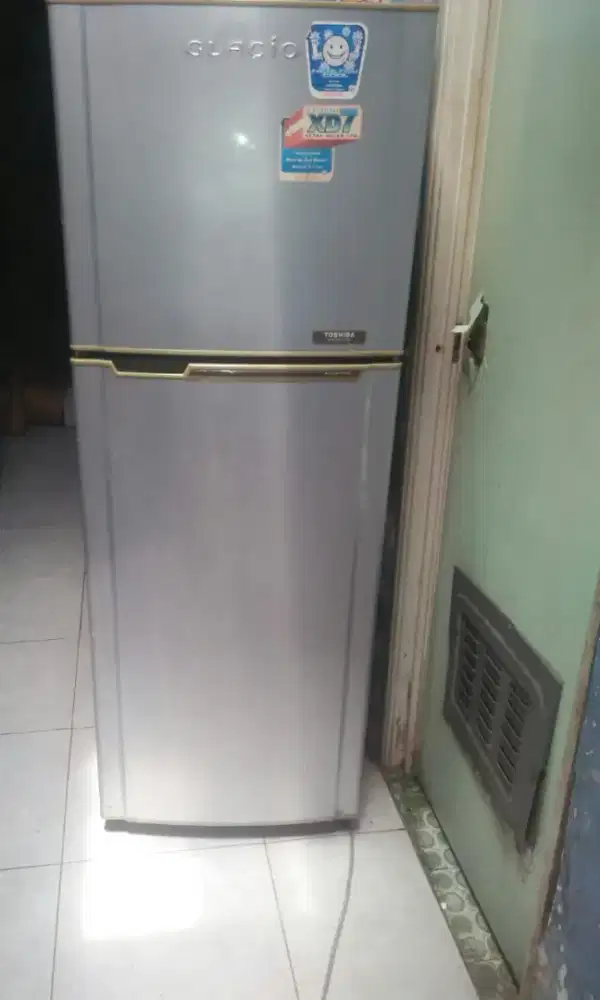 Kulkas 2 pintu merk toshiba glacio