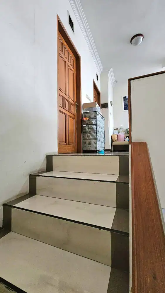 Taman Holis Indah 1 Dijual Rumah 2 Lantai Bagus Siap Huni