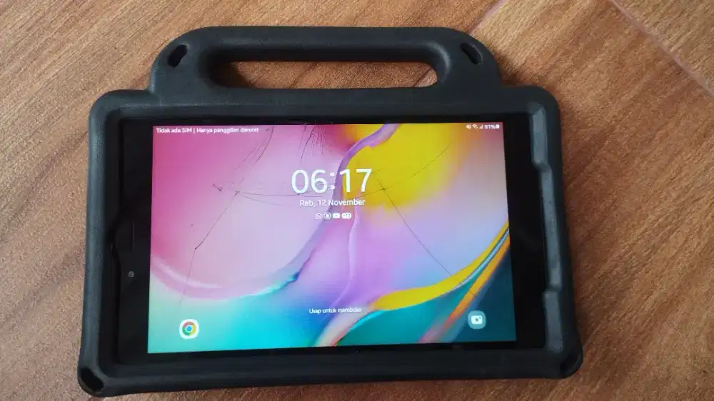Samsung Tab A8 warna hitam noken. Minus retak layar