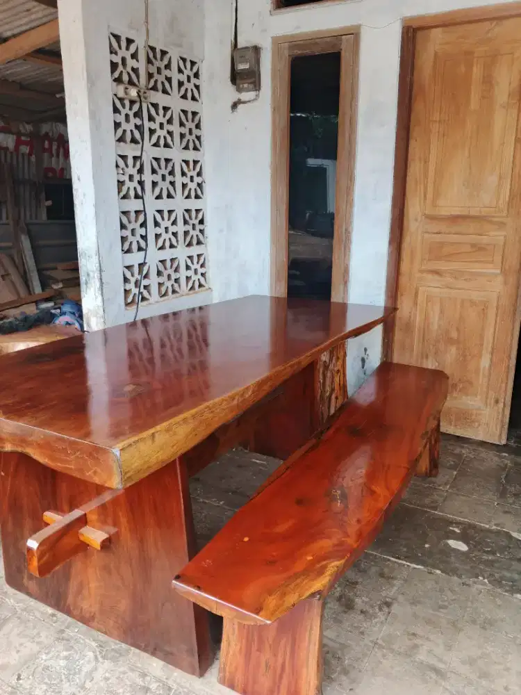 Meja makan antik teras