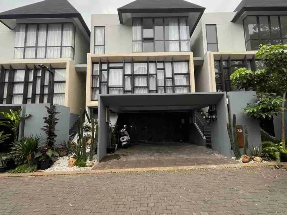 Rumah Mewah di Serenia Hills