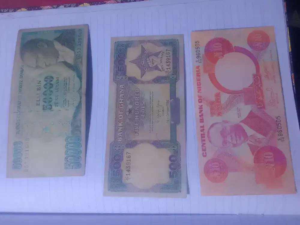 12 lembar mata uang asing