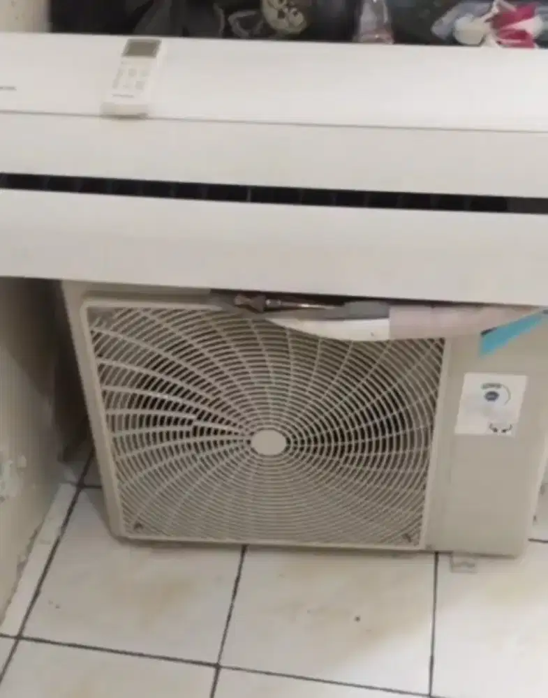 AC Daikin 1 1/2 pk masih baru 5 bukan pemakaian