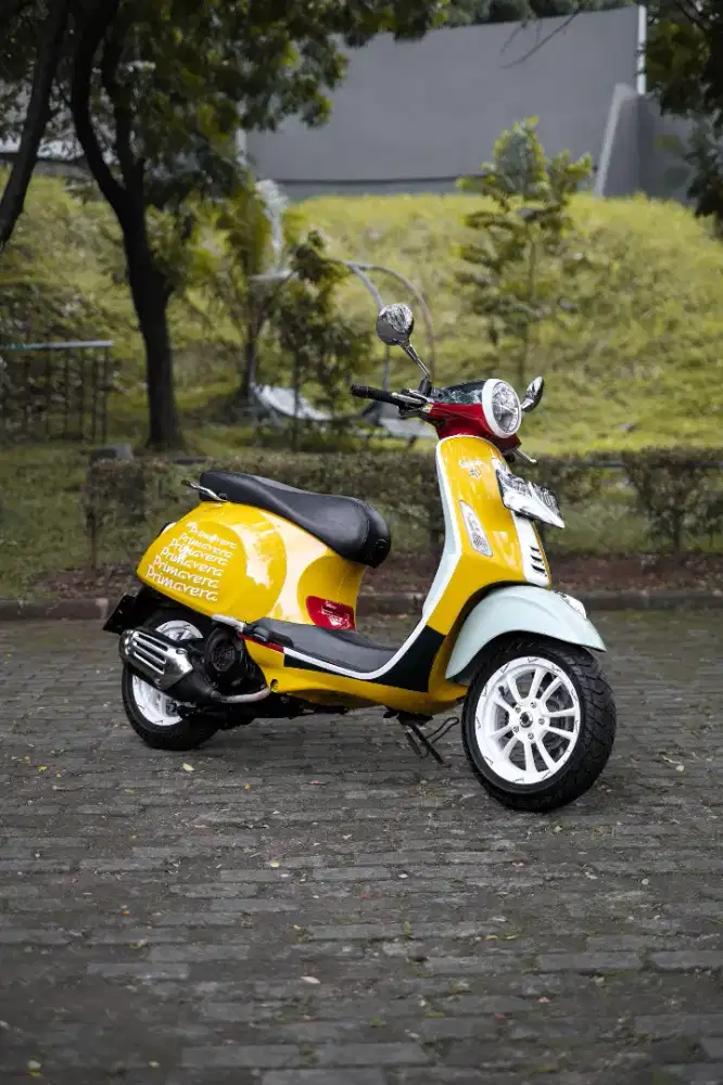 VESPA PRIMAVERA 150 IGET ABS FACELIFT LOOKS SEAN WOTHERSPOON