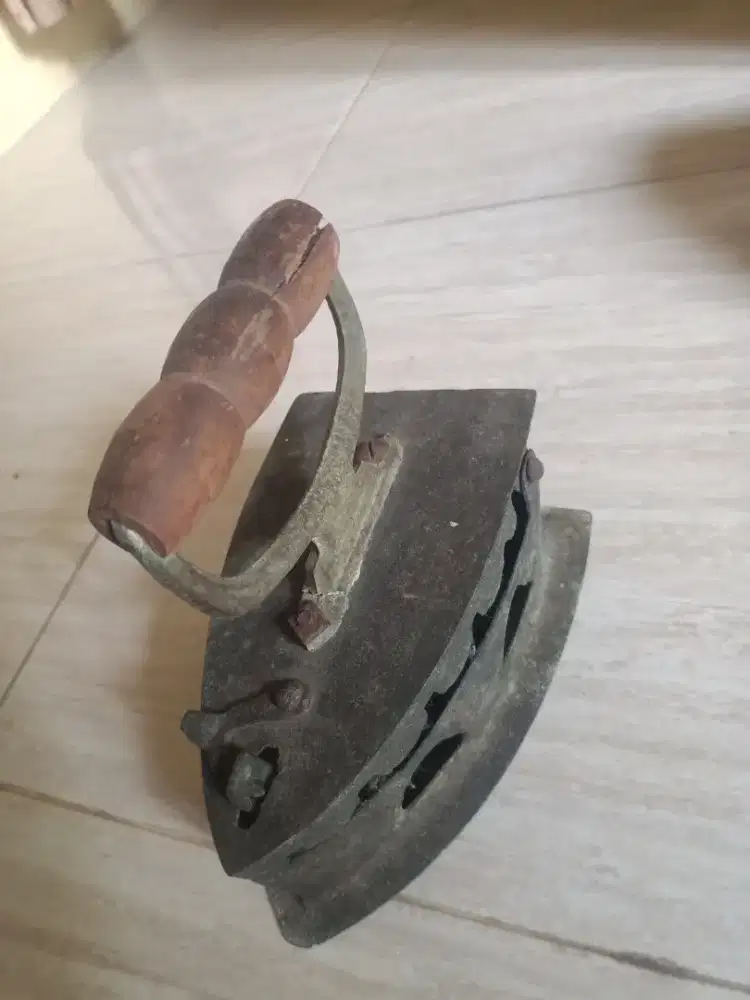 Setrika jadul untuk koleksi