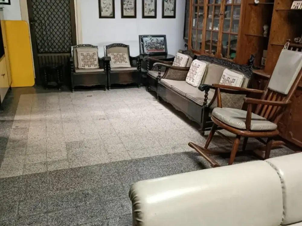 Rumah Jl Bawean Surabaya  PERLU RENOVASI STRATEGIS