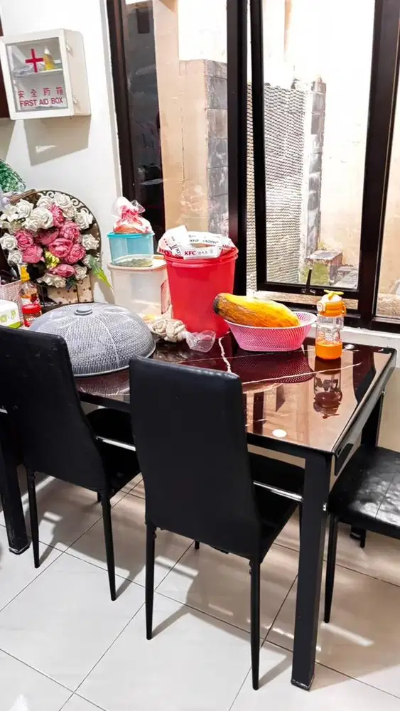 Dijual Lemari dapur & Meja Makan