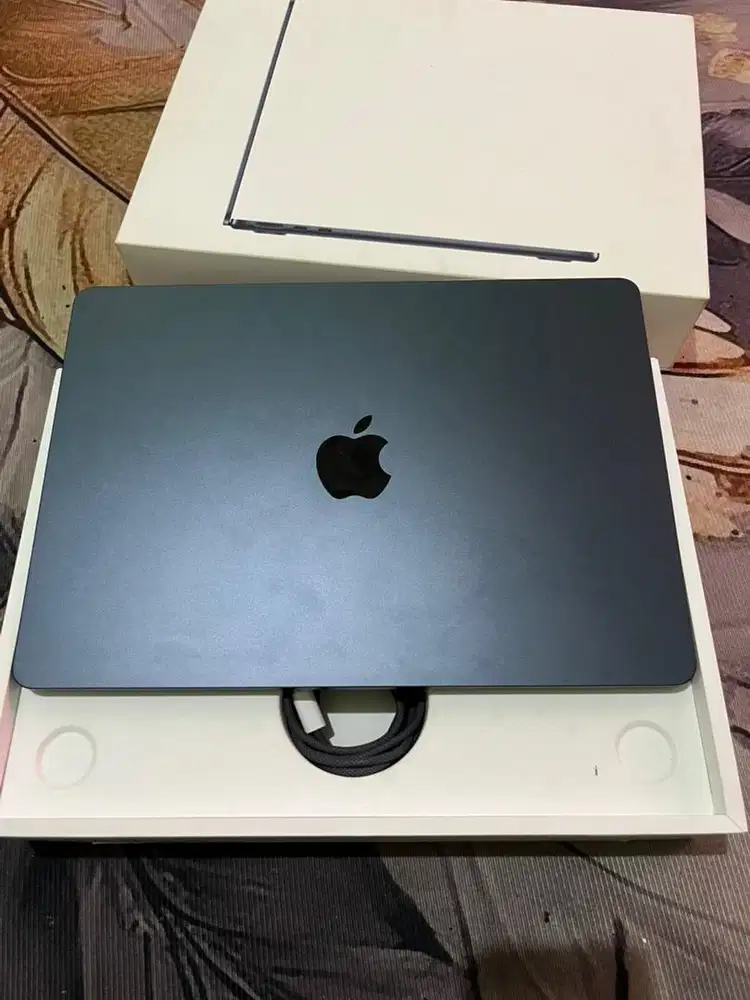Macbook air m3 ibox garansi on bh 100