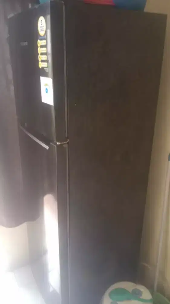 Di jual kulkas 2 pintu dingin aman ,hanya tutup flezeer patah