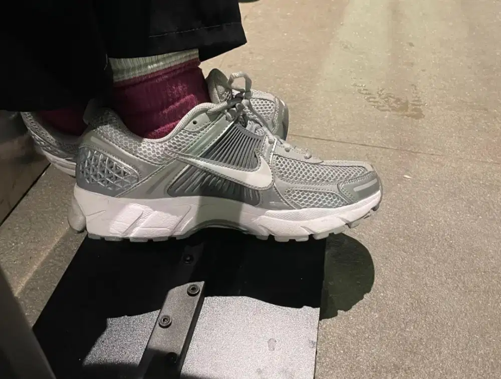 NIKE Vomero 5 Like New