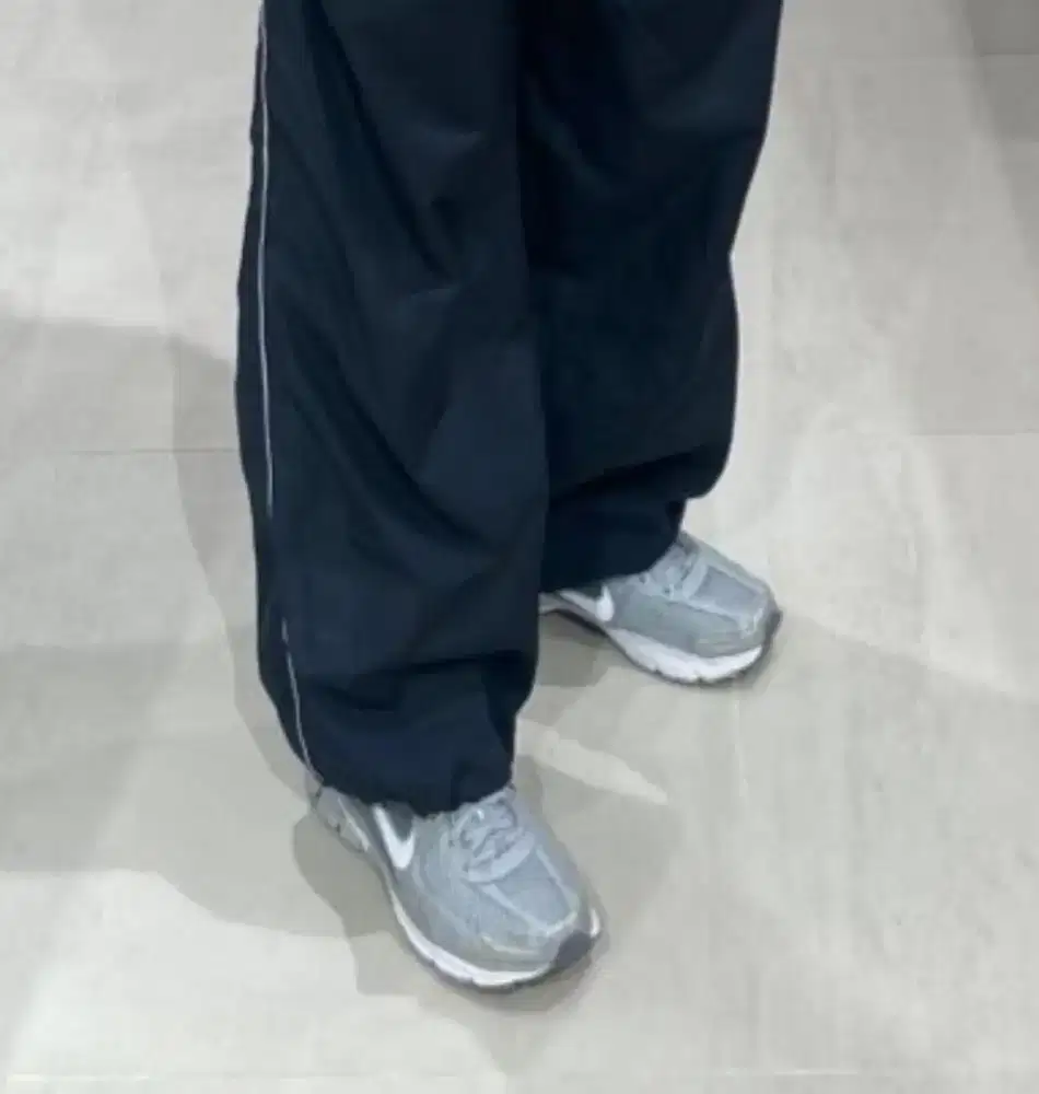 NIKE  Zoom Vomero 5 - size 41