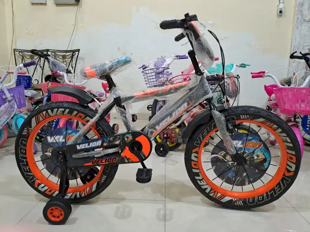 Sepeda anak cowok 18inci (ban besar 3.0, tebeng ada musik n lampu)