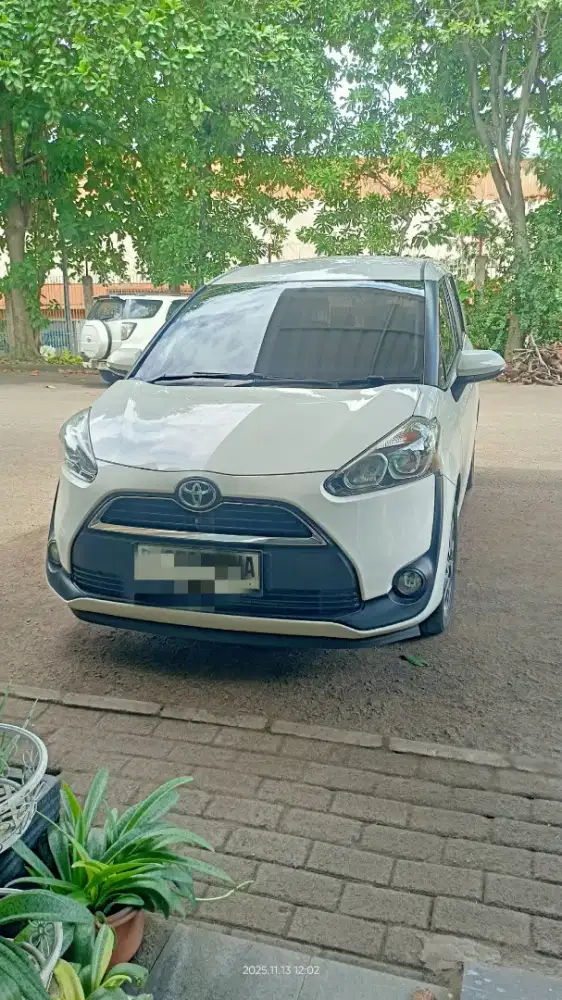Toyota Sienta 1.5 V Putih AT