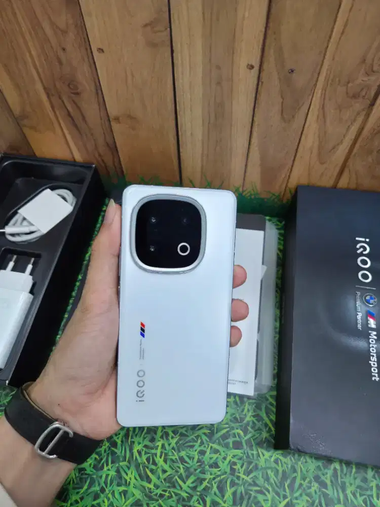 iQOO 13 × BMW Series