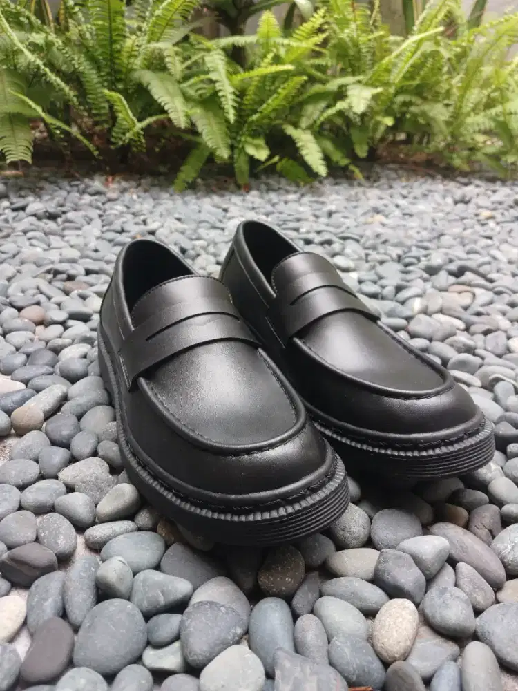 Sepatu loafers hitam