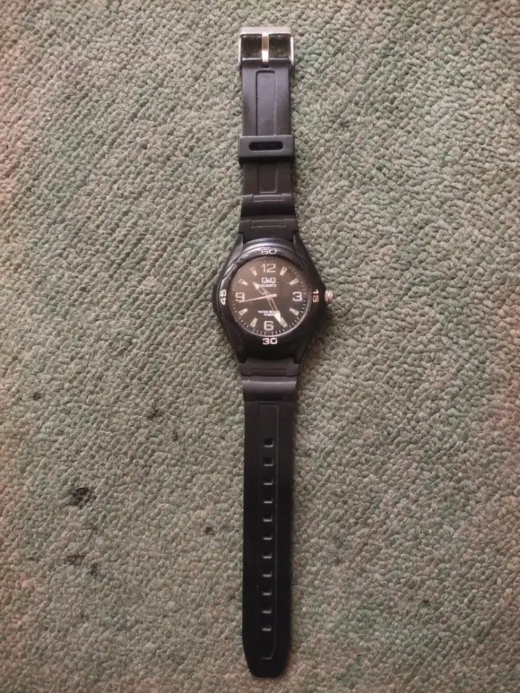 Jam Tangan Pria Sporty Q&Q (Hitam)