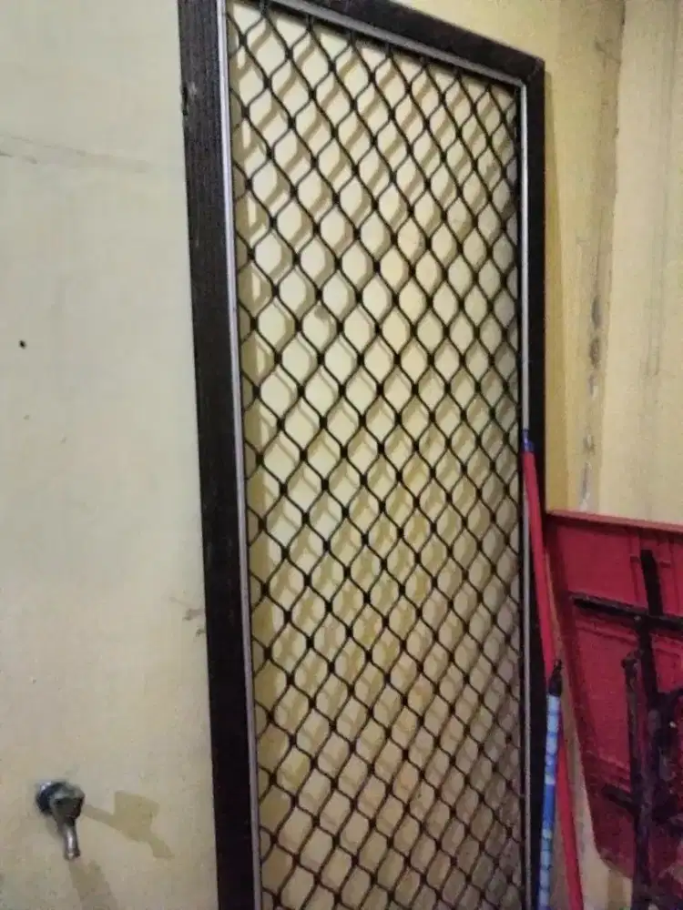 Pintu kamar tidur besi