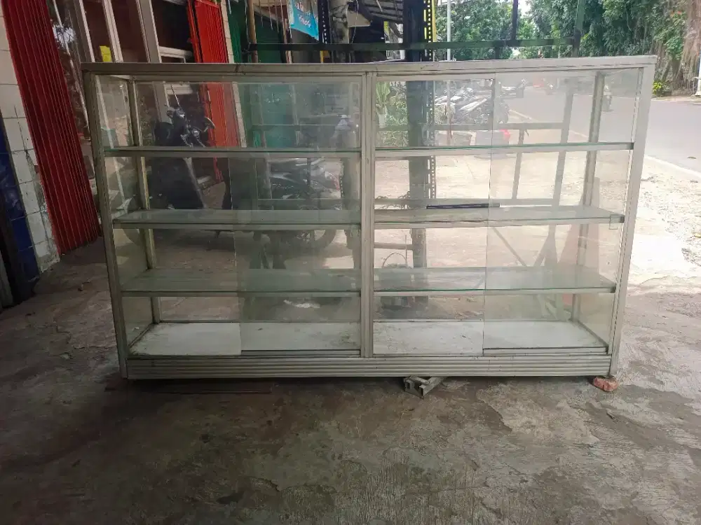Etalase kaca usaha