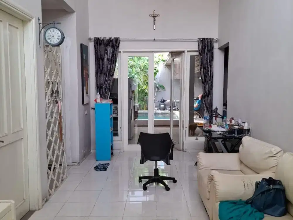 RUMAH DI QUEENSTOWN CITRALAND SURABAYA, ADA SWIMMING POOL , MINIMALIS 2 LT , JUAL CEPAT .