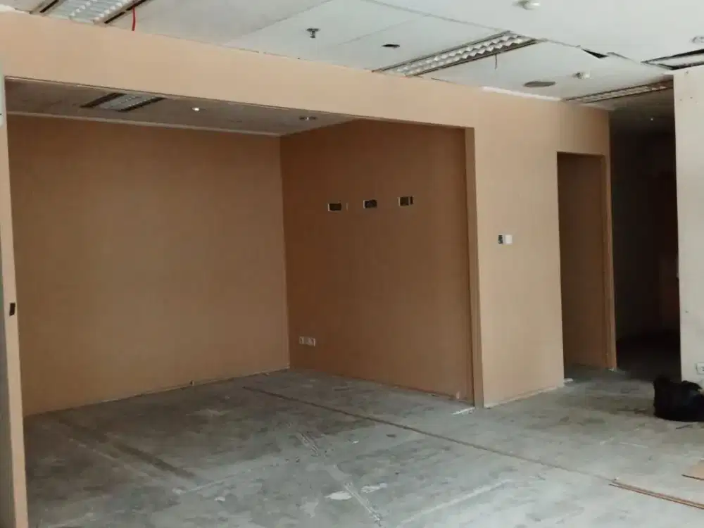 SEWA KANTOR DI JAKARTA SELATAN KUNINGAN 105M2 PARTISI 150K NEGO