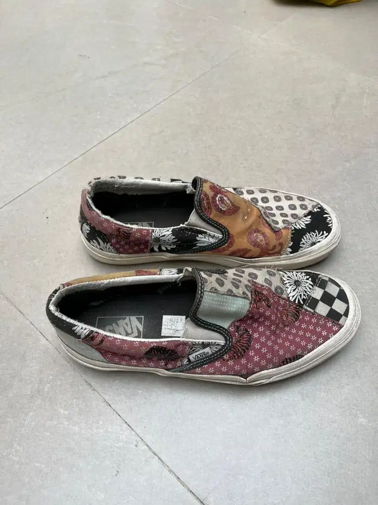 sepatu vans slip on size 42. tipe batik
