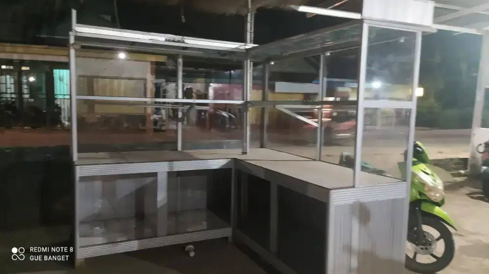 Etalase jualan rumah makan