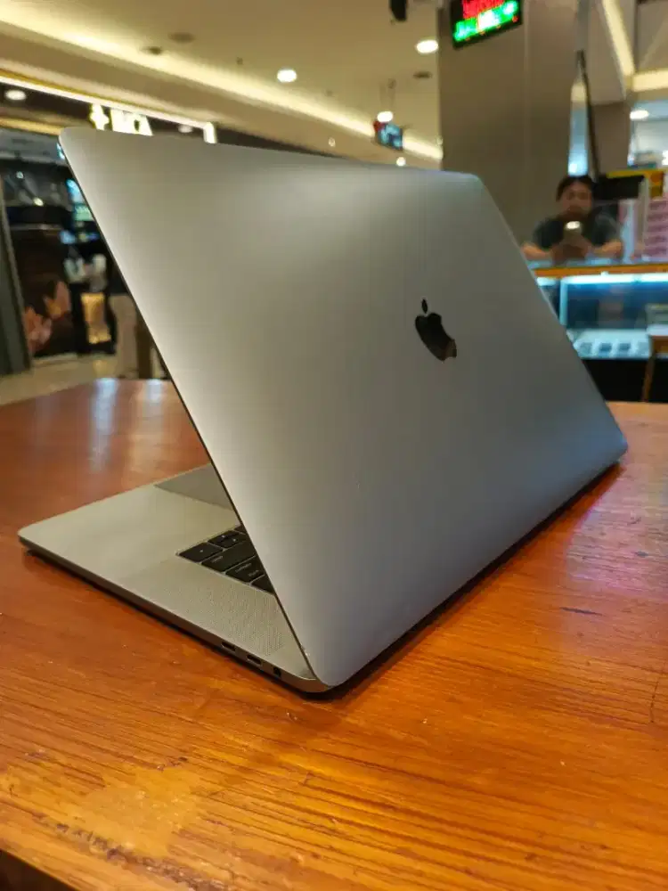 Macbook Pro 15 inch 2016 Touchbar intel Core i7 RAM 16 GB