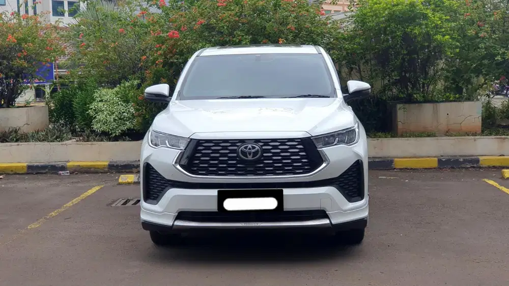 Toyota zenix v hybrid modelista 2023 putih sunroof