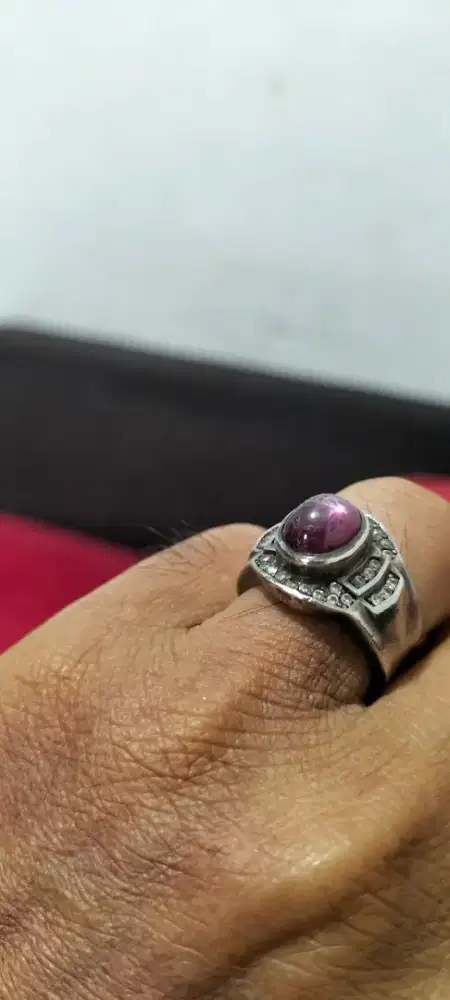 Batu cincin merah ruby