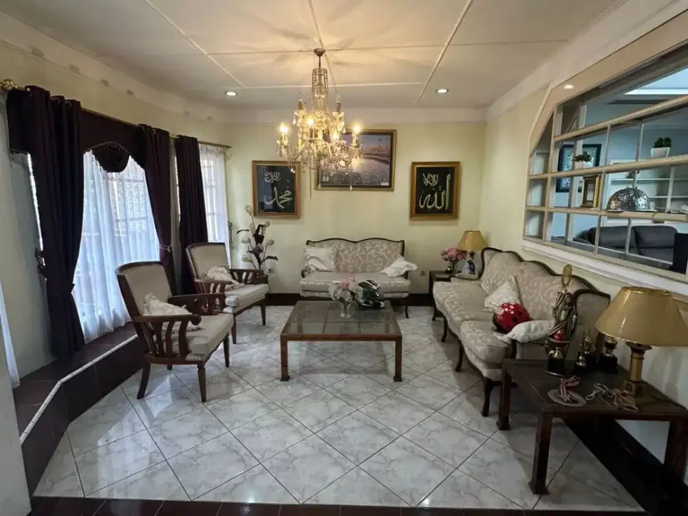 DIJUAL RUMAH TERAWAT SIAP HUNI DI TUBAGUS ISMAIL LOKASI SANGAT STRATEGIS, RECOMENDED !