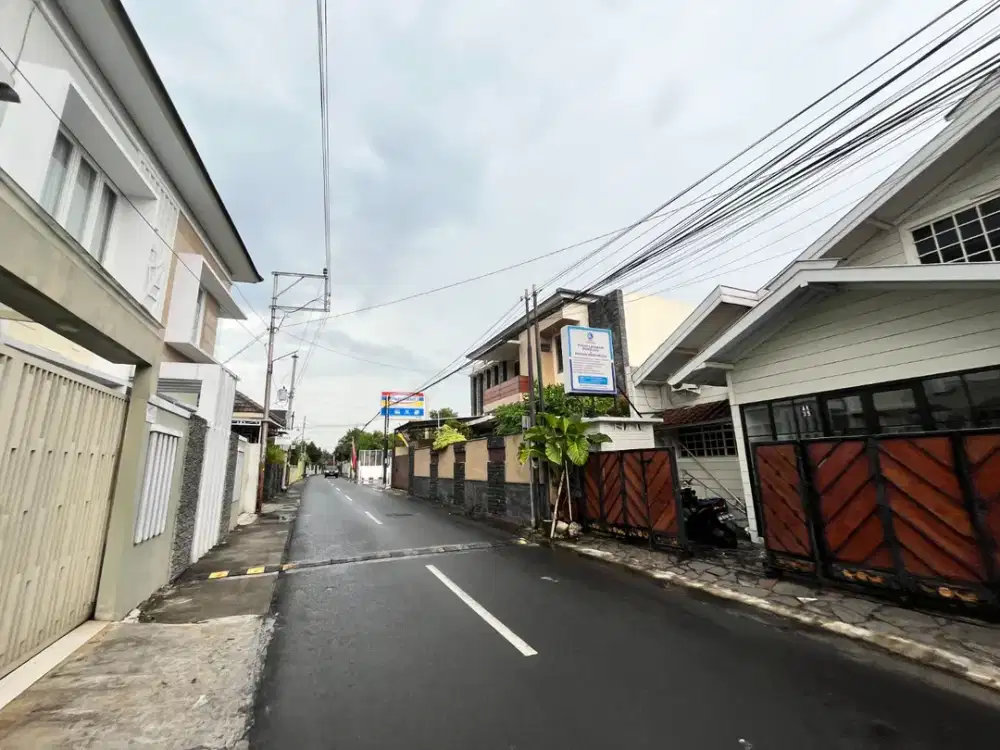 Rumah Siap Huni Dekat Pakuwon Mall & UGM: Semi Furnished