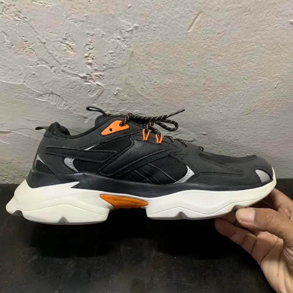 1.sepatu reebook royal brigde 41